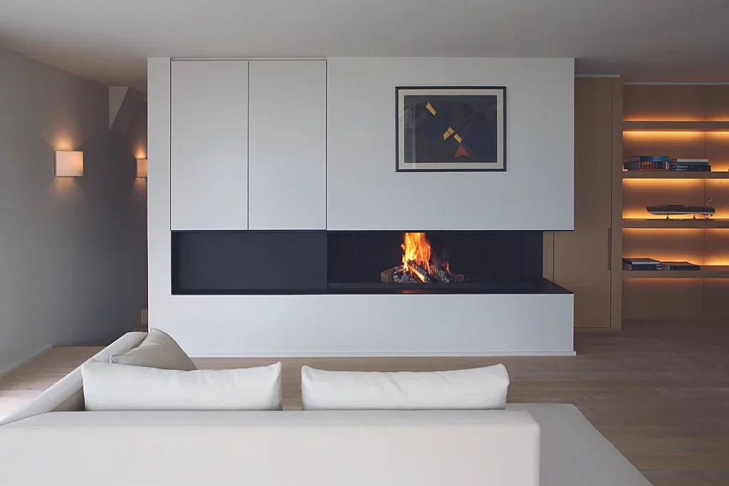 grande cheminée insert dans un salon moderne blanc