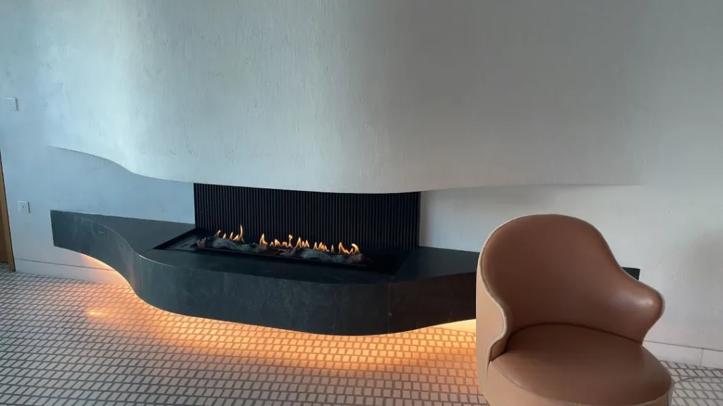cheminée contemporaine dans salon à Bouc-Bel-Air