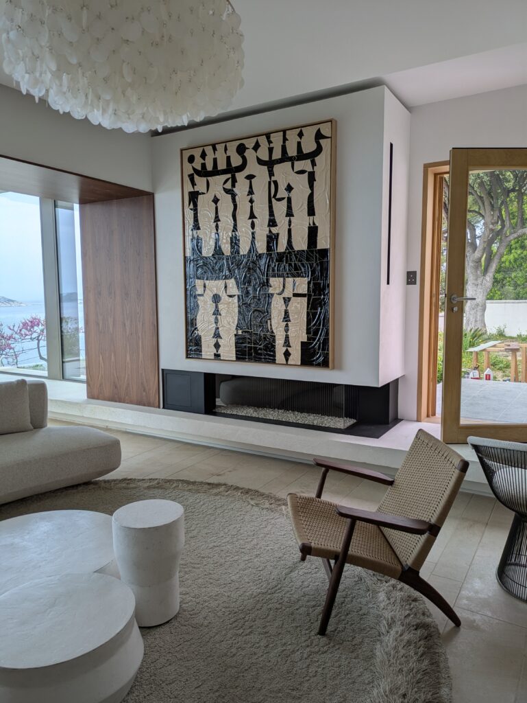 cheminée contemporaine installée dans maison à Trets
