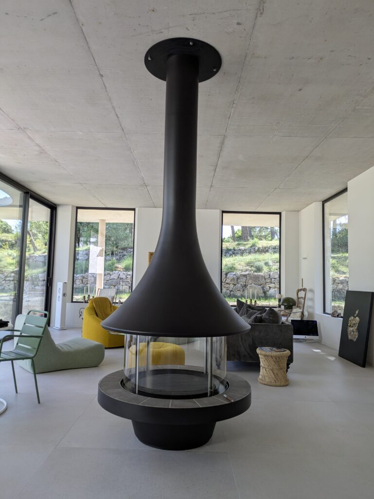 cheminée contemporaine installée dans maison à Rousset