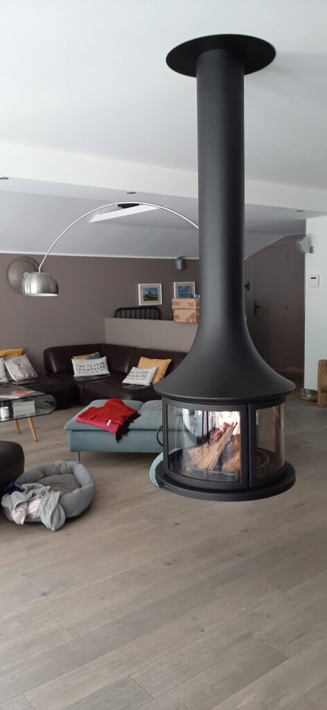 cheminée contemporaine installée dans maison à Fuveau