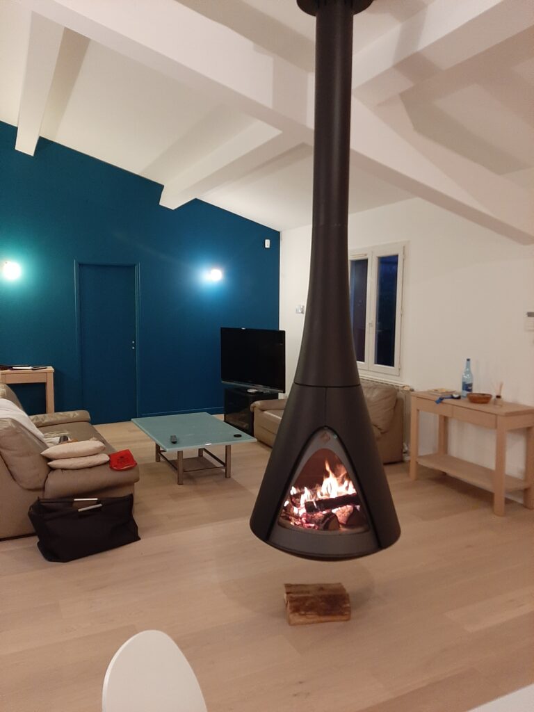 cheminée moderne installée dans maison à Marseille