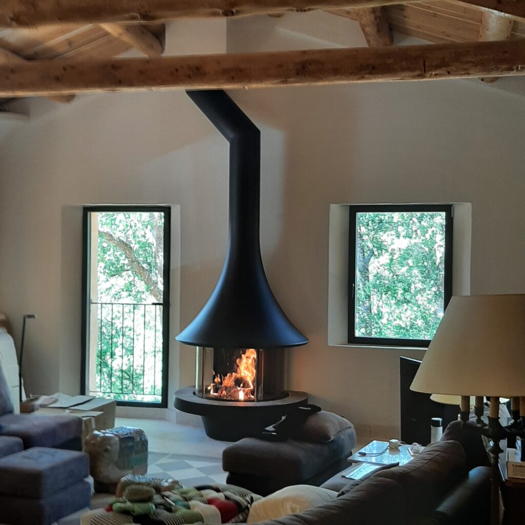 cheminée contemporaine installée dans maison à Marseille 13e