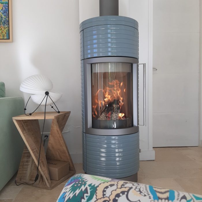 Poêle moderne bleu gris pose chez Archiflam chauffage Aix en provence