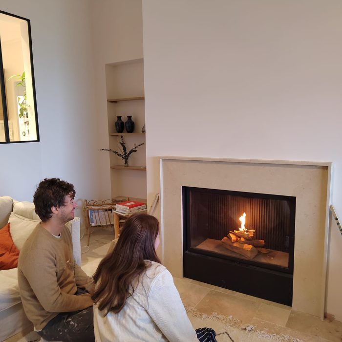 Cheminée en bois moderne pose chez Archiflam chauffage Aix en provence
